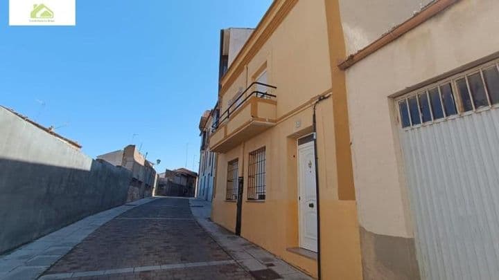 Spacious Semi-Reformed Home in Central Zamora - 4 Bedrooms, 2 Baths