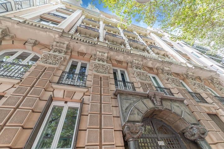 Charming 3-Bedroom Apartment in Salamanca, Madrid