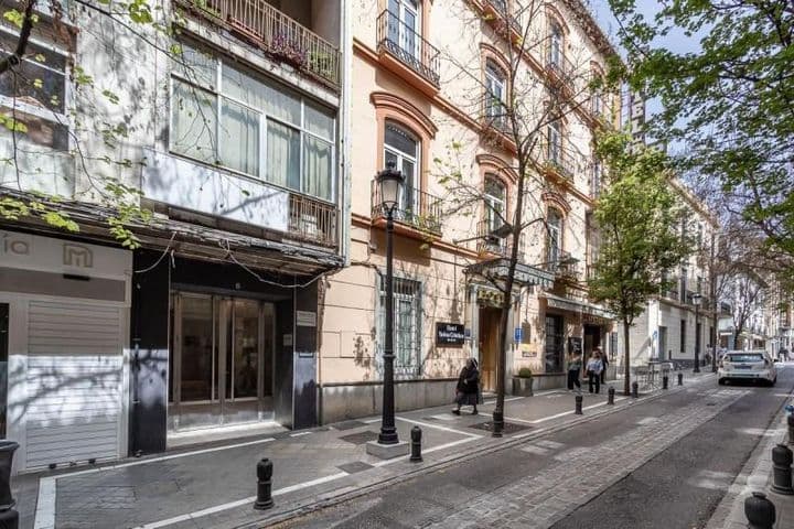 Exclusive 5-Bedroom Apartment in Central Granada