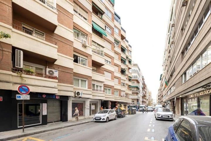 Spacious Family Apartment in Granada