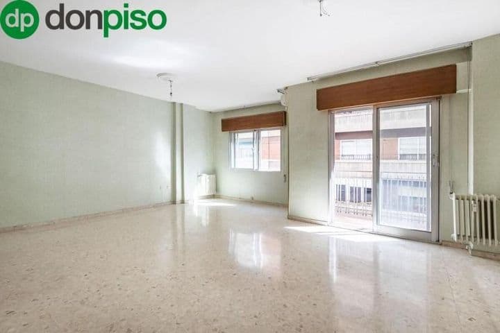 Spacious 4-Bedroom Apartment in Recogidas, Granada