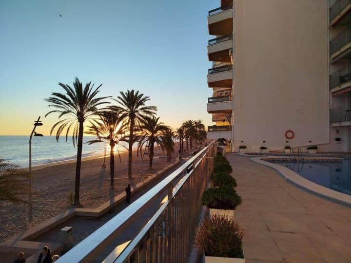 Stunning Oceanfront 4-Bedroom Apartment in Calafell