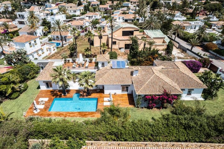 Beachside Bliss: Stunning Villa i Marbesa, Marbella East