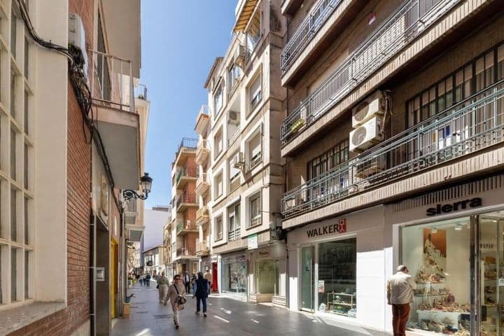 Bright 3-Bedroom Apartment in Lively Granada