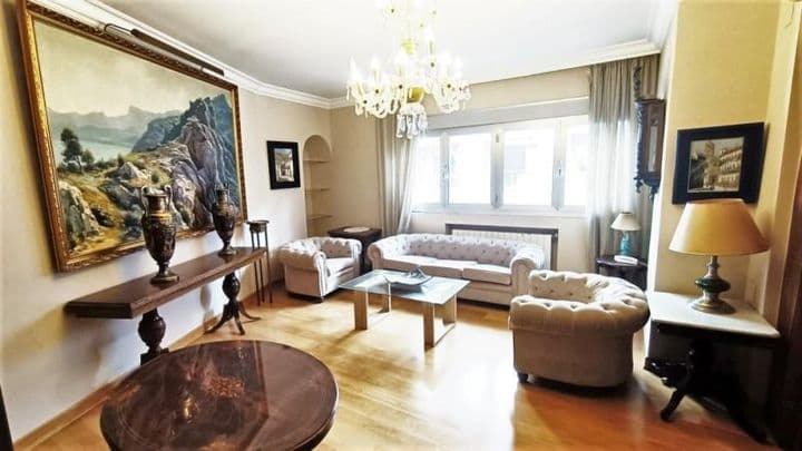 Spacious 4-Bedroom Apartment in the Heart of Granada