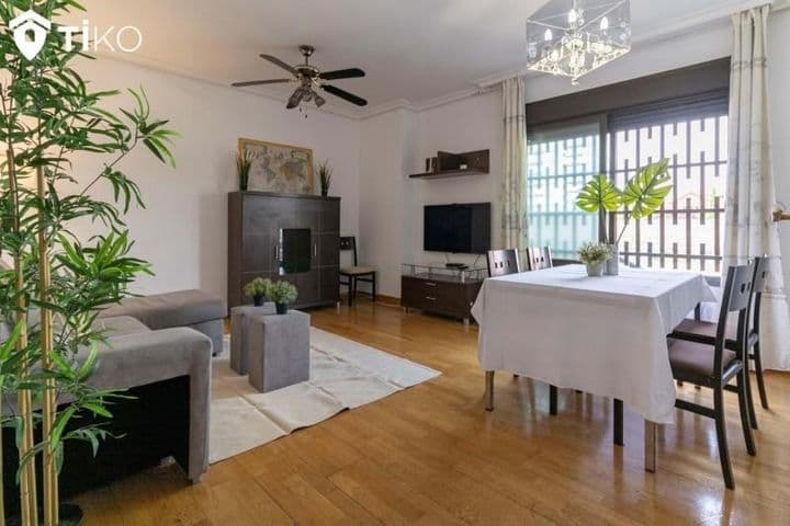 Sunny 2-Bedroom Apartment with Tourist License in Almendrales, Madrid