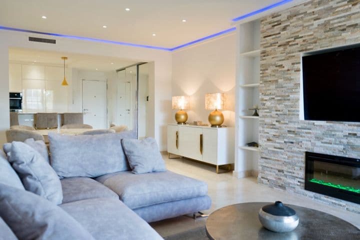 Cozy 2-Bedroom Bungalow in Sunny Beachside Retreat