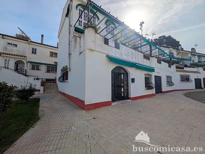 Charming 4-Bedroom Townhouse in Calle Fuente del Álamo, Just 5 Minutes from Town Hall