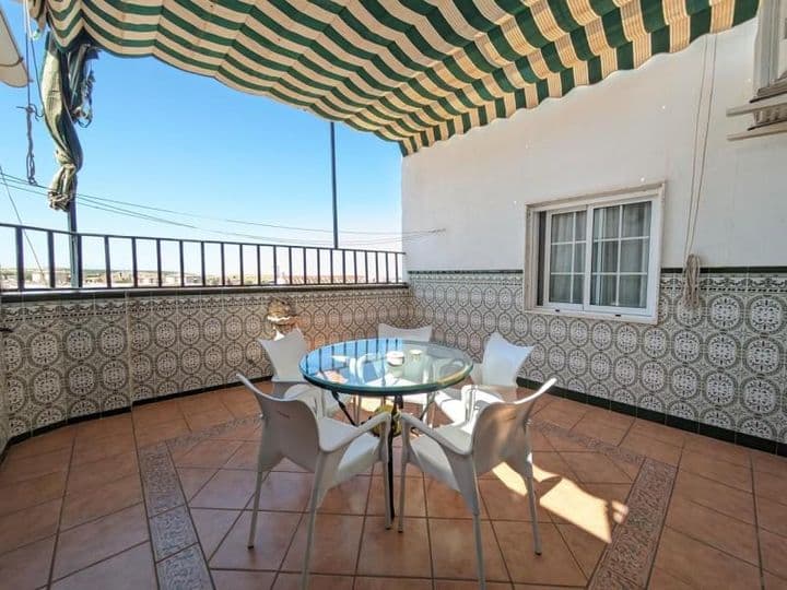 Charming 276m² Family Home on Rodrigo de Triana Street