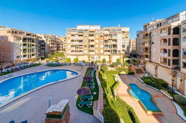 Encantador Apartamento Reformado en [Ubicación] con Terraza y Vistas a la Piscina