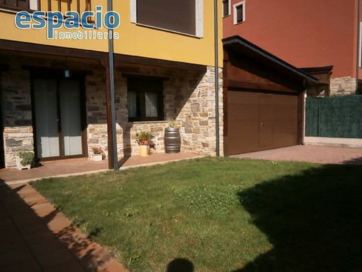 Charming Semi-New Townhouse in Campelo, Argonza