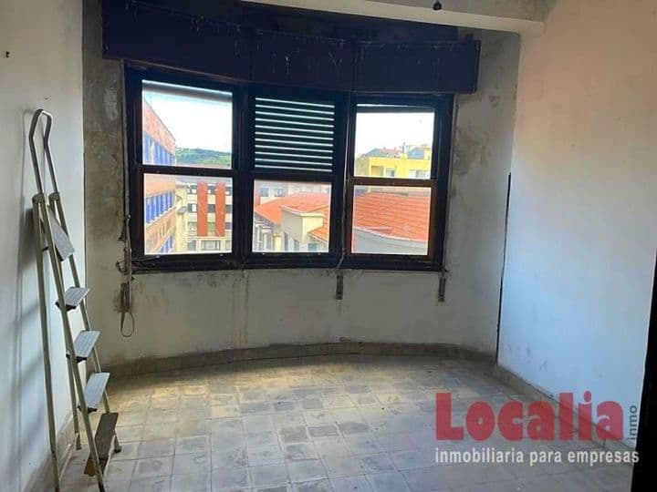 Spacious Fixer-Upper in Central Torrelavega - Just 23 km from Santander