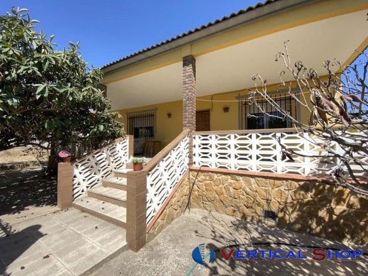 Spacious Chalet for Sale in Caudete - Prime Location!