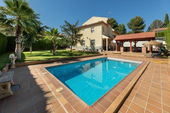 Stunning Chalet for Sale in Otura - Spacious and Inviting!