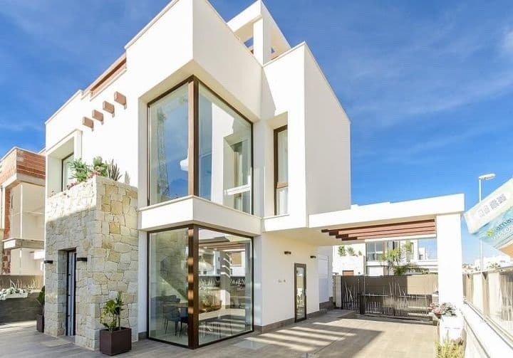 Modern 3-Bedroom Villas in Los Montesinos