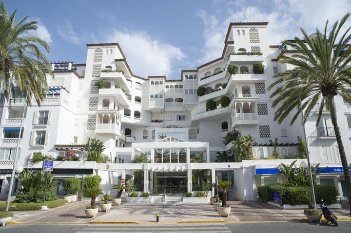 Luxuriöse Strandpromenade Leben in Puerto Banus