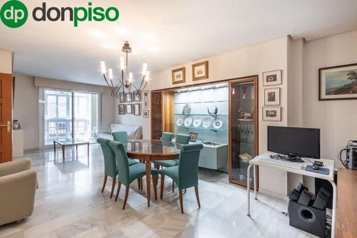 Amazing 4-Bedroom Apartment in Central Granada with Parking!