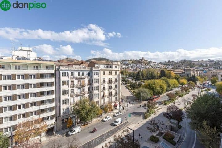 Gran Piso en Avenida de la Constitución, Granada - ¡Listo para Renovar!