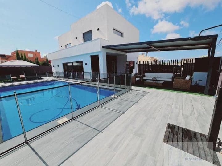 Stunning Modern Villa in El Chaparral - Your Dream Home Awaits!