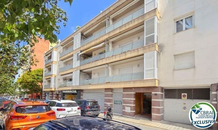 Spacious 3-Bedroom Apartment in the Heart of Roses - Just 180m from the Beach!