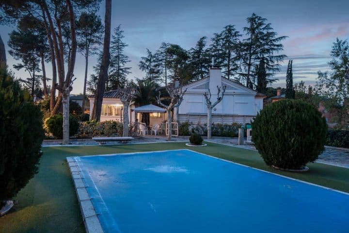 Stunning Cortijo in Exclusive Moncloa - A Dream Home Awaits!