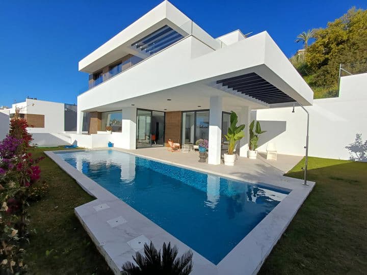 Superbe nouvelle maison avec piscine en emplacement privilégié