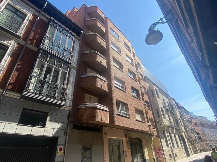 Spacious Fixer-Upper in Calle Leopoldo Cano, 02282