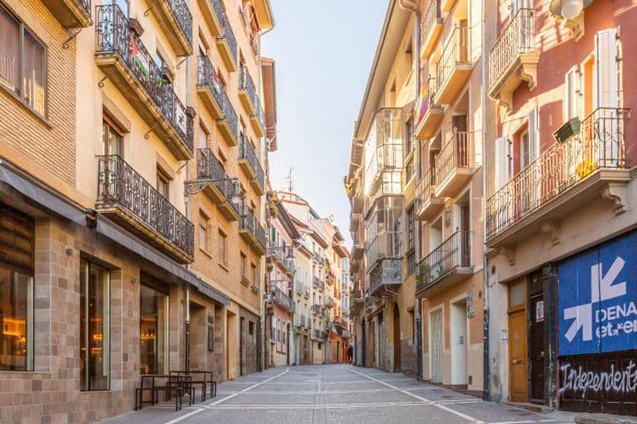 Charming Apartment on Calle del Carmen, Pamplona