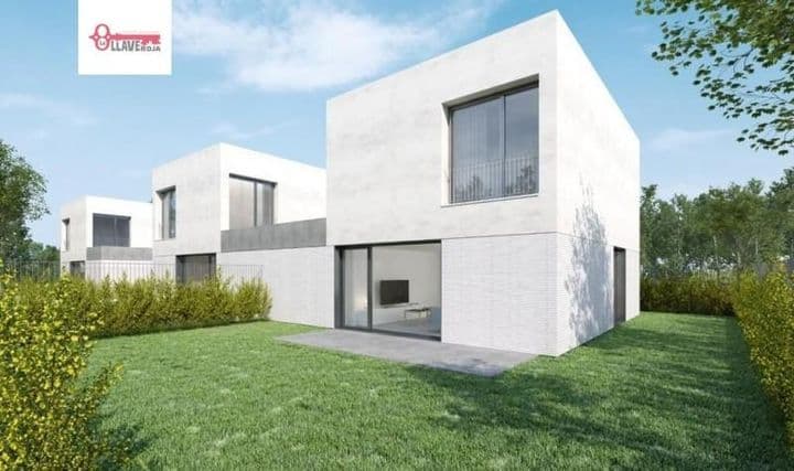 Modern Townhouse in Castañares, Just 7km from the City