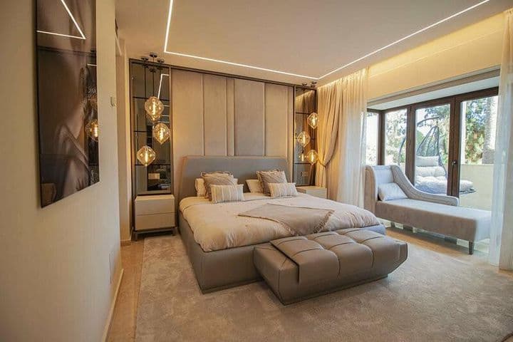 Stunning Frontline Golf Stadthaus in Rio Real, Marbella