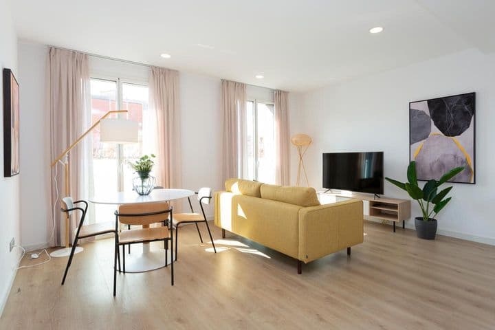 Charming 2-Bedroom Seasonal Rental in Sant Martí, Barcelona