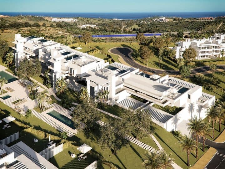 Luxury Living Awaits in Alcazaba Lagoon