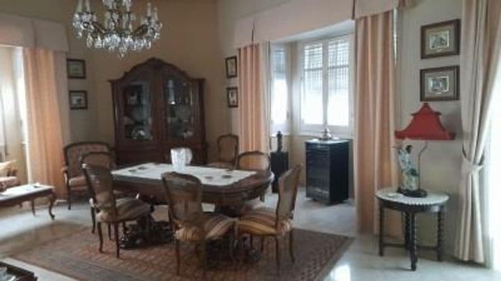 Spacious 5-Bedroom Corner Apartment Near Av. Medina Azahara