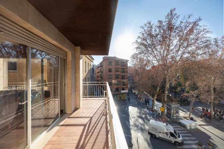 Spacious Central Apartment in Granada on Calle Ganivet