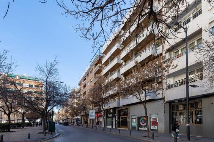 Spacious 400m² Apartment in Central Granada – Perfect Investment Opportunity!