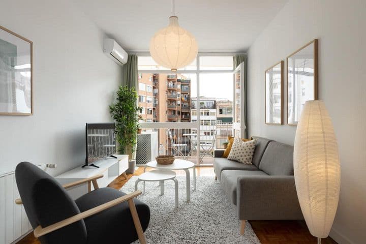 Charming Seasonal Apartment in Sant Antoni, Barcelona