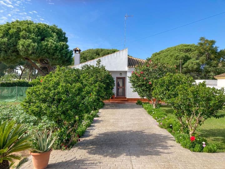 Chiclana, Las Lagunas - Cozy 3-Bedroom Retreat with Private Garden