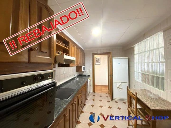 Spacious 4-Bedroom Apartment with Elevator in Caudete, Albacete