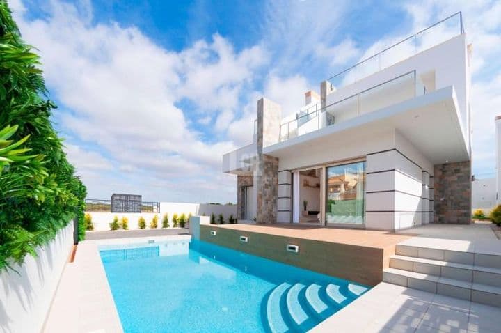 Stunning Villa in Los Alcázares - A Coastal Gem!