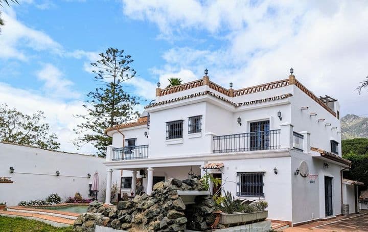 Atemberaubende Villa mit 7 Schlafzimmern in Marbella – Ihr Traum-Home erwartet Sie!