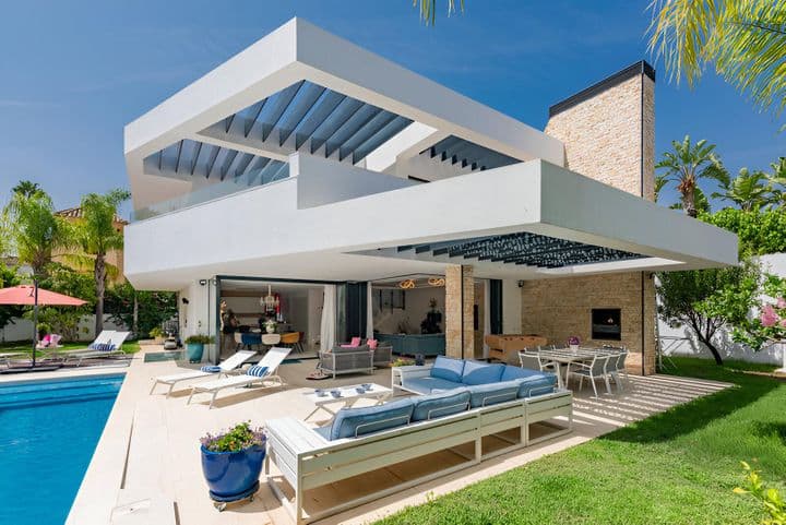 Stunning Family Villa in Nueva Andalucía, Just Steps from Puerto Banús