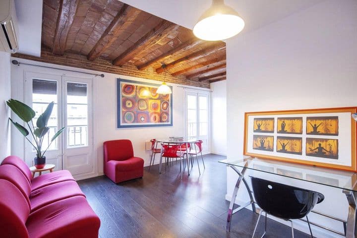 Stylish 2-Bedroom Flat in Raval - Short-Term Rental Available