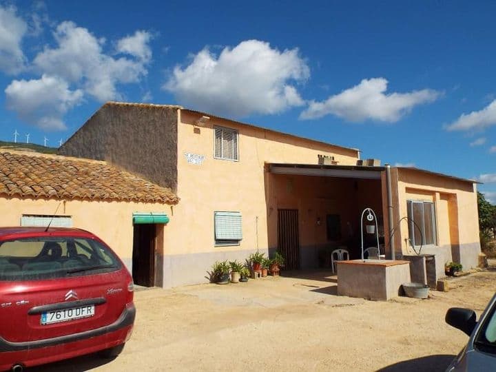 Spacious Home Near Caudete, Alicante: A Slice of Tranquility