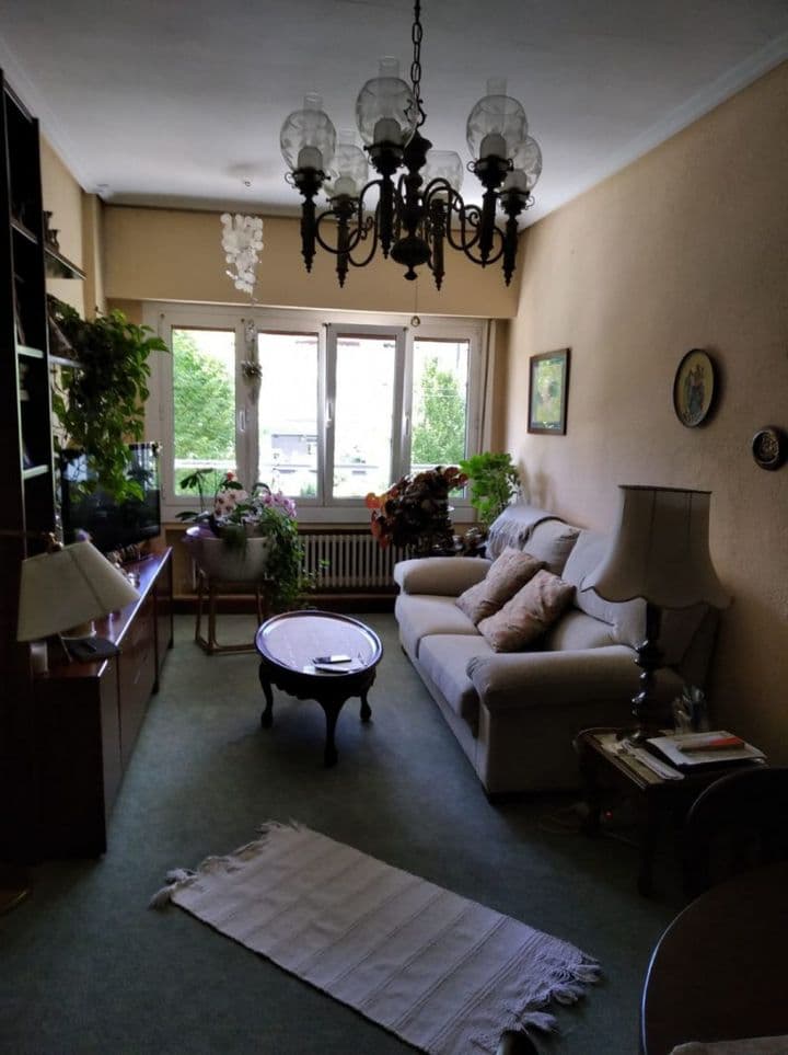 Stunning 3-Bedroom Flat on Avda. Gasteiz with Bright Terrace