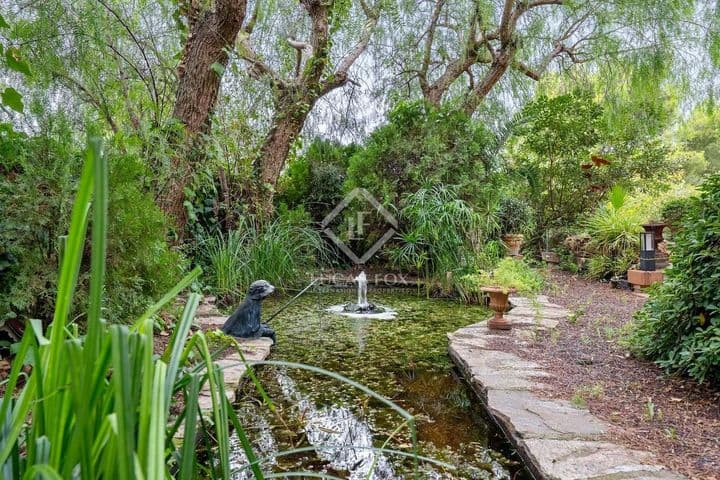 Encantadora Casa en Tarragona con Jardín y Lago Natural