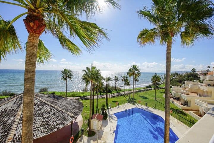 Impresionante apartamento en primera línea de 2 dormitorios en Estepona con vistas panorámicas al mar