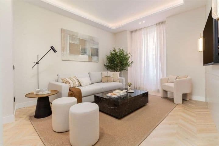 Stunning Renovated 3-Bedroom Apartment Near Puerta del Sol, Madrid