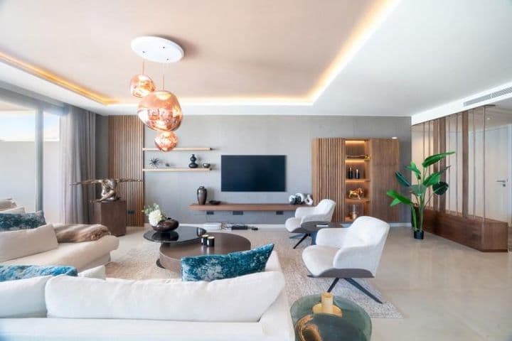 Luxury Living in Nueva Andalucia, Marbella: Modern 2-Bedroom Apartment