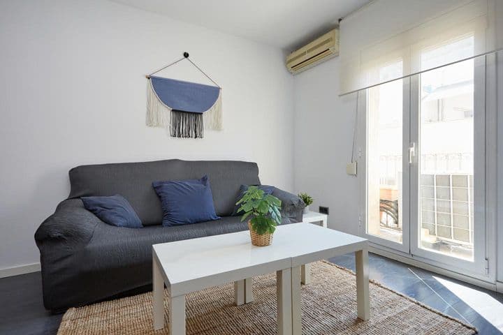 Cozy 2-Bedroom Apartment for Seasonal Rental in Poble Sec, Barcelona