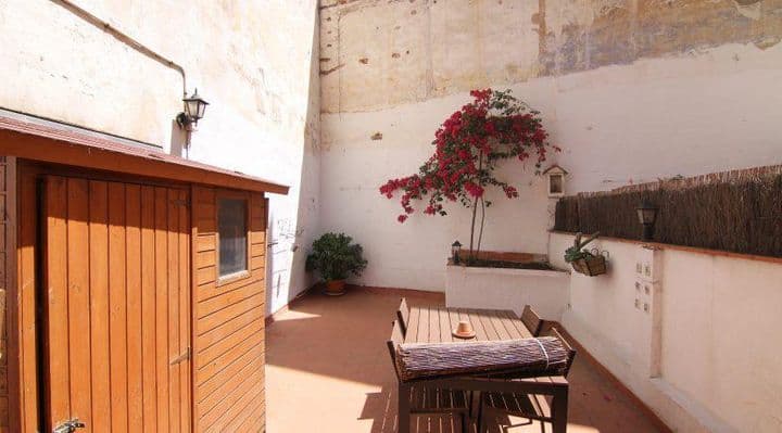 Charming 3-Bedroom Seasonal Rental in Raval, Barcelona